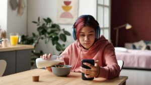 Un adolescente disfrutando de un desayuno saludable: La leche contribuye a la recuperación muscular y la concentración, mejorando el desempeño académico y atlético.