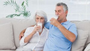 Salud y bienestar en la vejez: Las proteínas de la leche contribuyen a mantener la masa muscular y la fuerza, cruciales para evitar la sarcopenia y mejorar la calidad de vida.